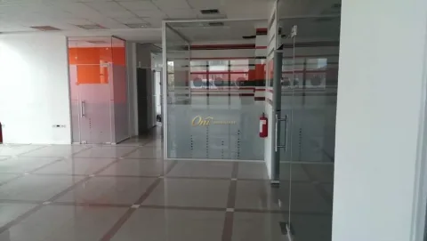 Tirane, jepet me qera zyre Kati 1, 400 m² 3.000 € (KOMUNA E PARISIT)