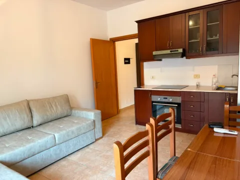 Apartament 1+1 me qira ditore në Golem – Vetëm 70 m nga deti