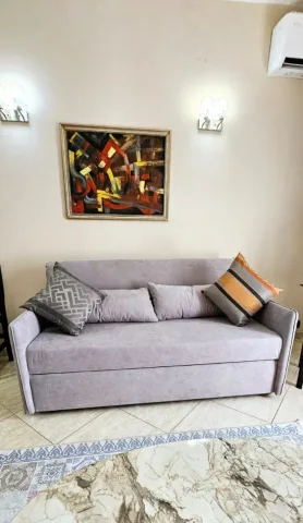 Jepet me Qera Apartament 1+1📍 Ne hyrje te Rruges se Ambasadave tek Rruga e Kavajes, 550 mije leke