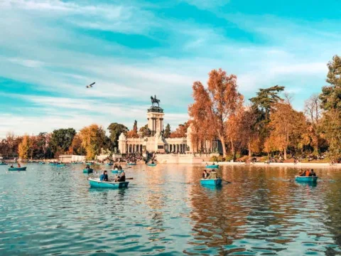Tirane, oferte City-tour | Vizita qytetesh 𝟓 𝐃𝐢𝐭𝐞 𝐧𝐞 𝐌𝐚𝐝𝐫𝐢𝐝 𝐁𝐚𝐫𝐜𝐞𝐥𝐨𝐧𝐞 𝐦𝐞 𝐆𝐮𝐢𝐝𝐞