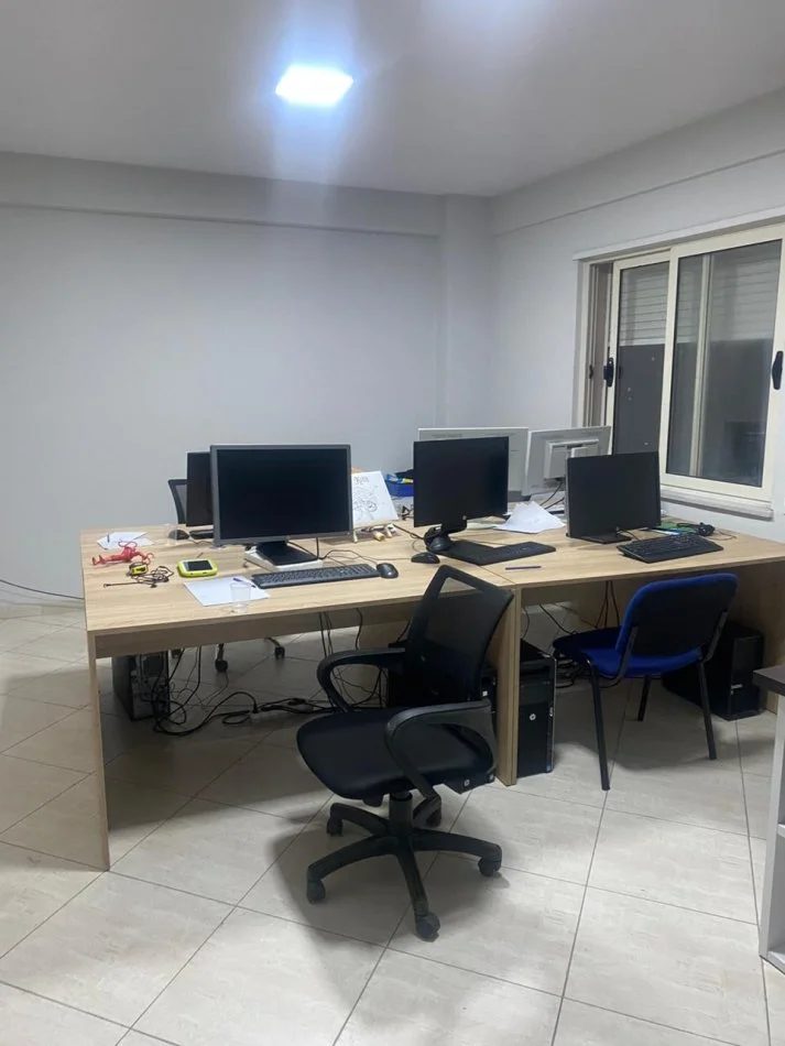 Tirane, jepet me qera zyre Kati 7, 107 m² 600 € (JORDAN MISJA)