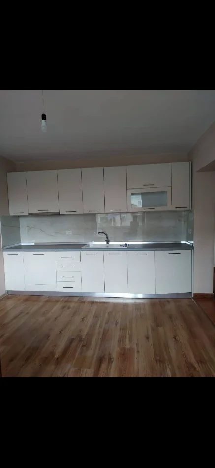 Jepet me qera apartament 1+1+Ballkon Kati 2, 50 m² 50.000 leke, (Rruga Muhamet Gjollesha, afer kryqezimit te 21 Dhjetori
