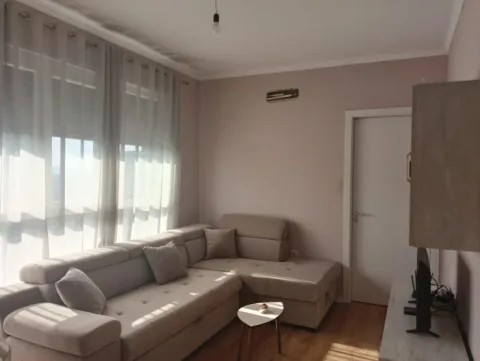 Tirane, jepet me qera apartament 1+1 Kati 9, 55 m² 500 € (Don Bosko)