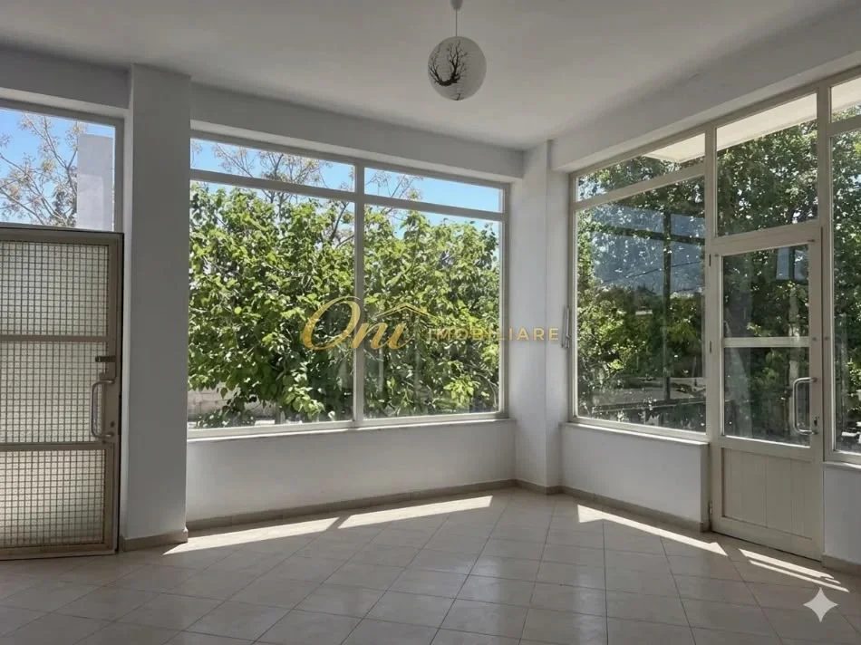 Tirane, jepet me qera zyre Kati 0, 50 m² 400 € (FRESK)