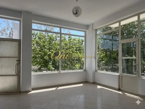 Tirane, jepet me qera zyre Kati 0, 50 m² 400 € (FRESK)