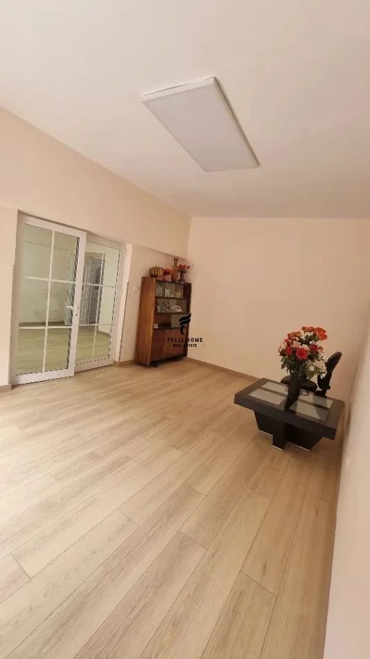 Tirane, jepet me qera zyre Kati 2, 55 m² 800 € (MINE PEZA)