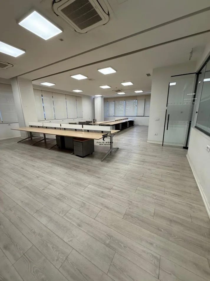 Tirane, jepet me qera zyre Kati 3, 1.000 m² 17.000 € (RRUGA E KAVAJES)