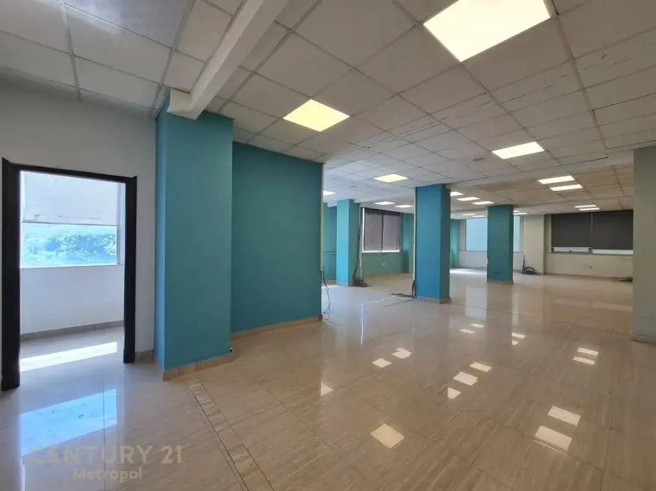Tirane, jepet me qera zyre , 645 m² 5.000 € (Selvi)