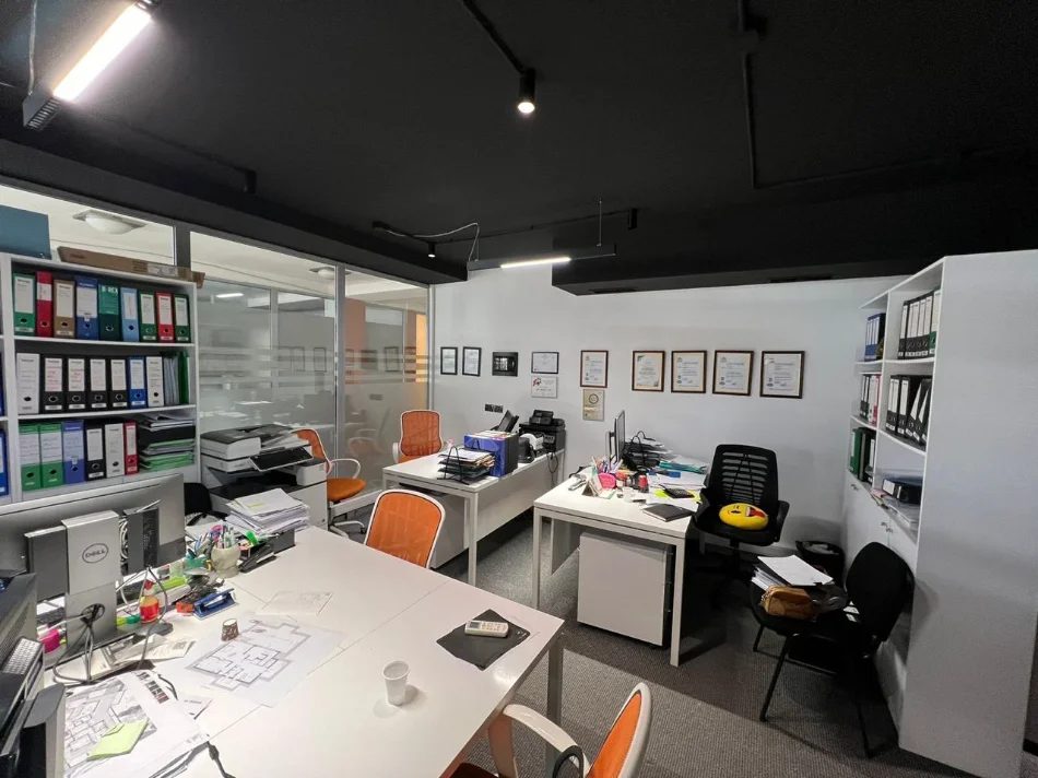 Tirane, jepet me qera zyre Kati 1, 70 m² 1.100 € (SHESHI AVNI RUSTEMI)