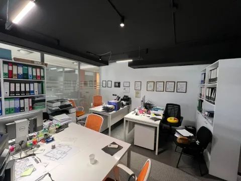 Tirane, jepet me qera zyre Kati 1, 70 m² 1.100 € (SHESHI AVNI RUSTEMI)