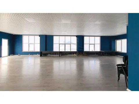 Tirane, shitet ambjent biznesi Kati 1, 240 m² 602.249 € (Rruga Bardhyl)