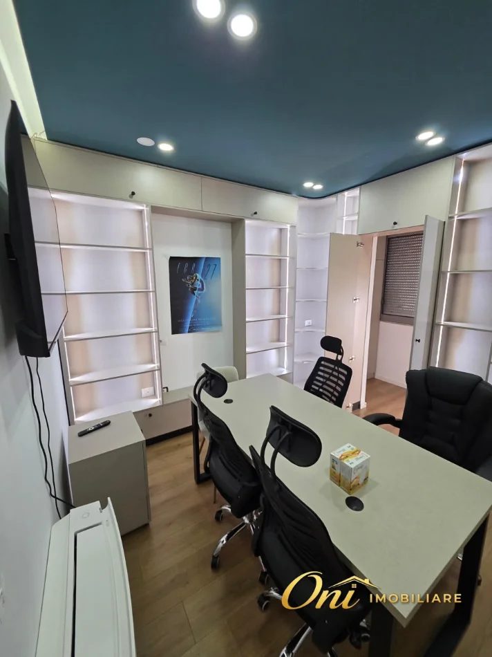 Tirane, jepet me qera zyre Kati 6, 75 m² 1.000 € (RRUGA E KAVAJES)