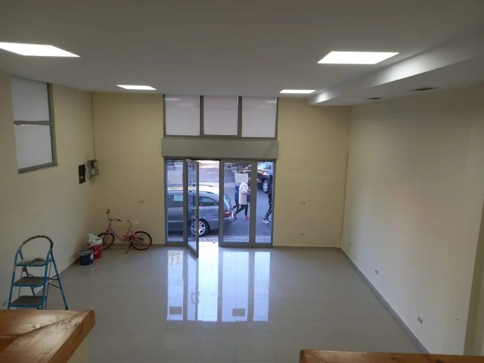 Tirane, jepet me qera ambjent biznesi Kati 1, 75 m² 700 € (Rruga Hamdi Pepo)