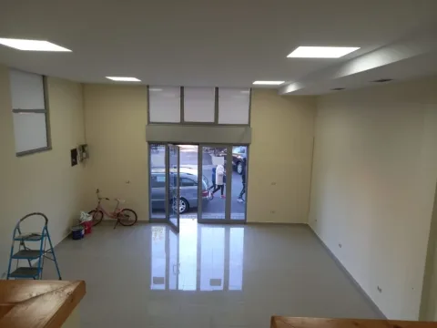Tirane, jepet me qera ambjent biznesi Kati 1, 75 m² 700 € (Rruga Hamdi Pepo)