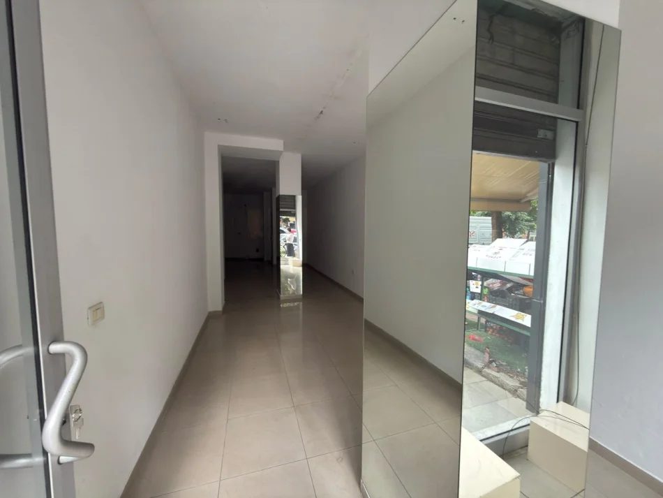 Tirane, jepet me qera ambjent biznesi Kati 0, 51 m² 800 € (Kristal Center)