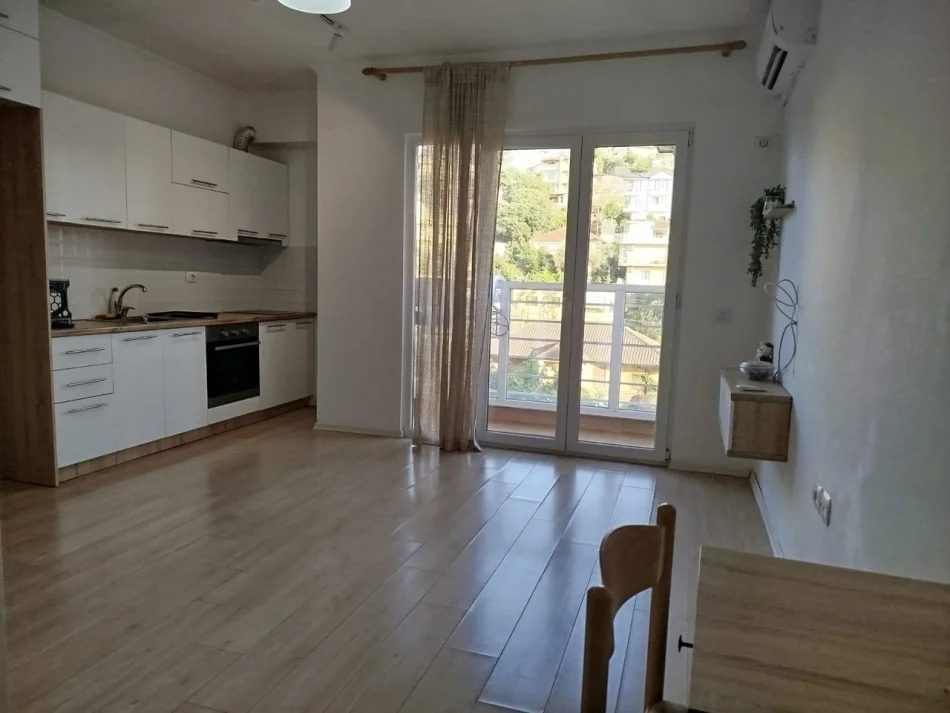Tirane, shitet apartament 1+1 Kati 4, 52 m² 79.500 € (Kombinat)