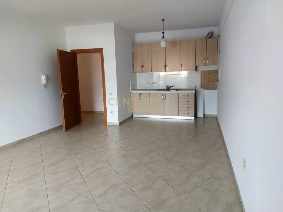 Tirane, jepet me qera ambjent biznesi Kati 3, 132 m² 700 € (Rruga e Barrikadave)