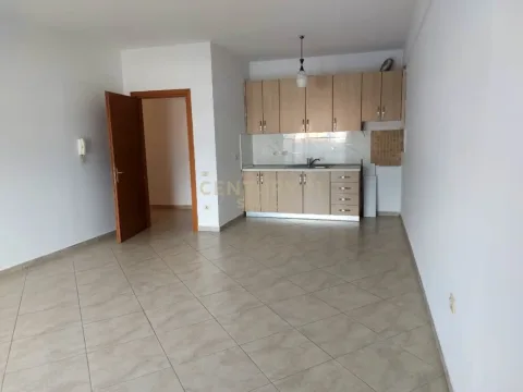 Tirane, jepet me qera ambjent biznesi Kati 3, 132 m² 700 € (Rruga e Barrikadave)