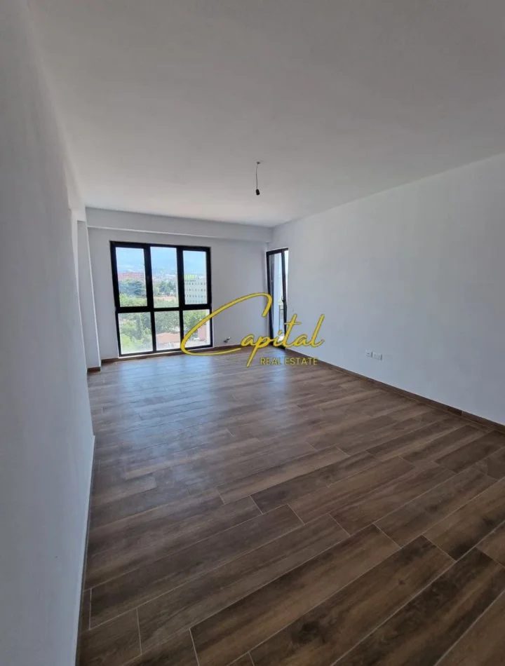 Tirane, jepet me qera zyre Kati 1, 117 m² 700 € (FARMACIA 10)