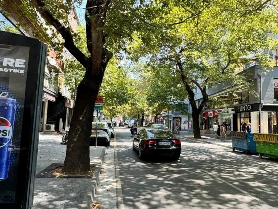 Tirane, shitet dyqan Kati 0, 60 m² 127.000 €