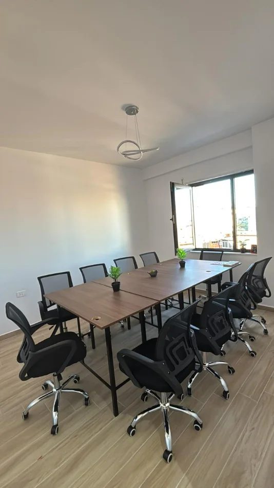 Tirane, shes Tavolina për Zyrë ose Biznes në Shitje – 8 Copë 480 €