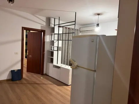 Tirane, jepet me qera apartament 1+1+Ballkon Kati 4, 70 m² 550 € (Pallati Me Shigjeta)