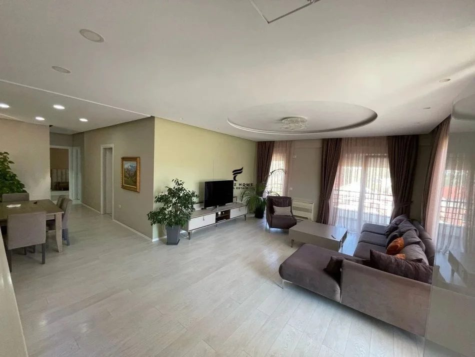 Tirane, jepet me qera apartament 3+1 Kati 4, 187 m² 1.400 € (LIQENI I THATE)