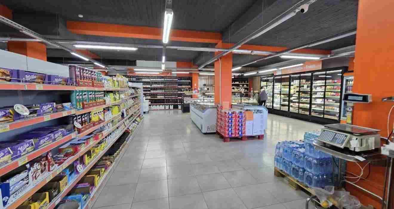 Kodra e Diellit 1,Shitet Ambjent i Madh Biznesi, Buze Rruge