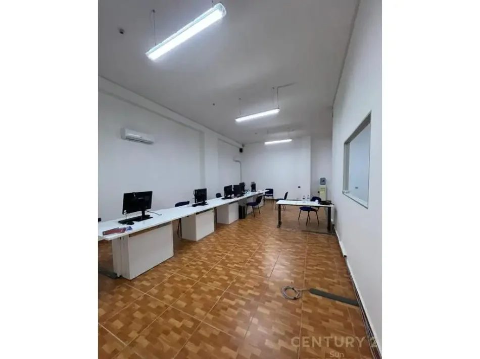 Tirane, jepet me qera zyre , 102 m² 1.000 € (Vila goldi)