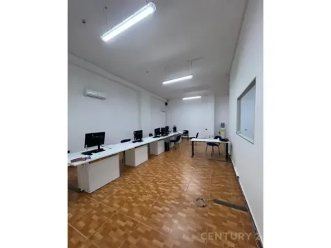 Tirane, jepet me qera zyre , 102 m² 1.000 € (Vila goldi)