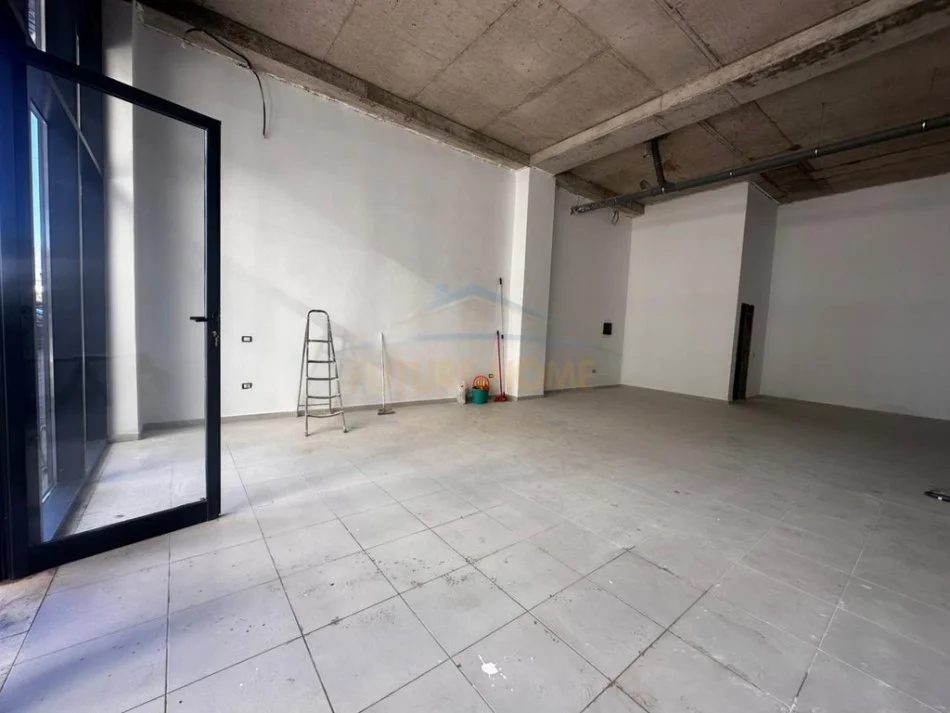 Tirane, jepet me qera ambjent biznesi Kati 0, 165 m² 1.800 € (Liqeni i thate)