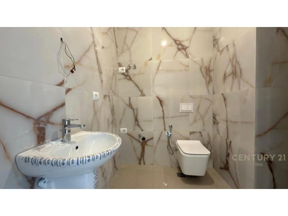 Tirane, jepet me qera zyre Kati 10, 108 m² 1.000 € (rruga e Barrokadave)