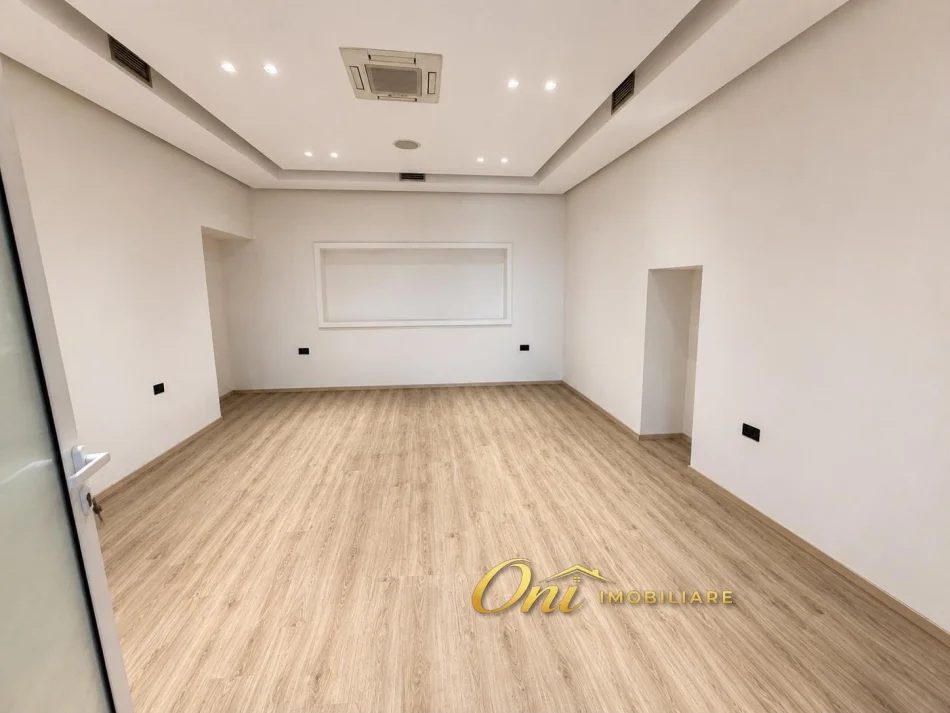 Tirane, jepet me qera dyqan Kati 0, 120 m² 1.000 € (VASIL SHANTO)
