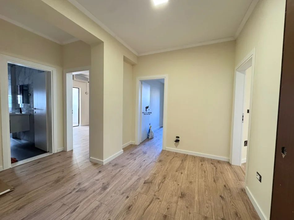 Tirane, jepet me qera zyre Kati 2, 106 m² 1.000 € (MYSLYM SHYRI)