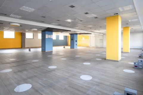 Tirane, jepet me qera zyre Kati 1, 1.530 m² 15.300 € (RRUGA ALI DEMI)