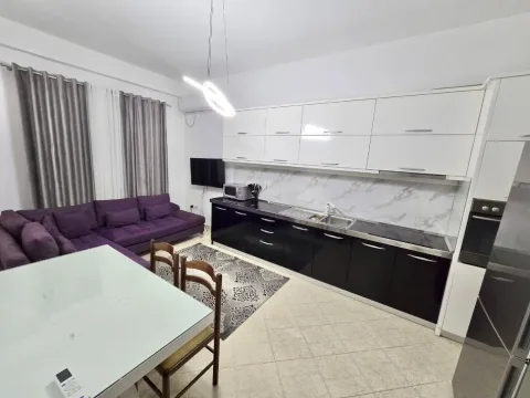Tirane, jepet me qera apartament 2+1+Ballkon Kati 1, 88 m² 500 € (Rruga Engjell Mashi)