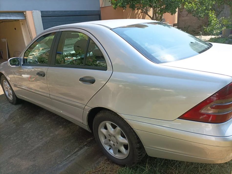 Tirane, shes makine Benc Cklas Nafte, gri metalizato manuale 152.000 km 4.500 €