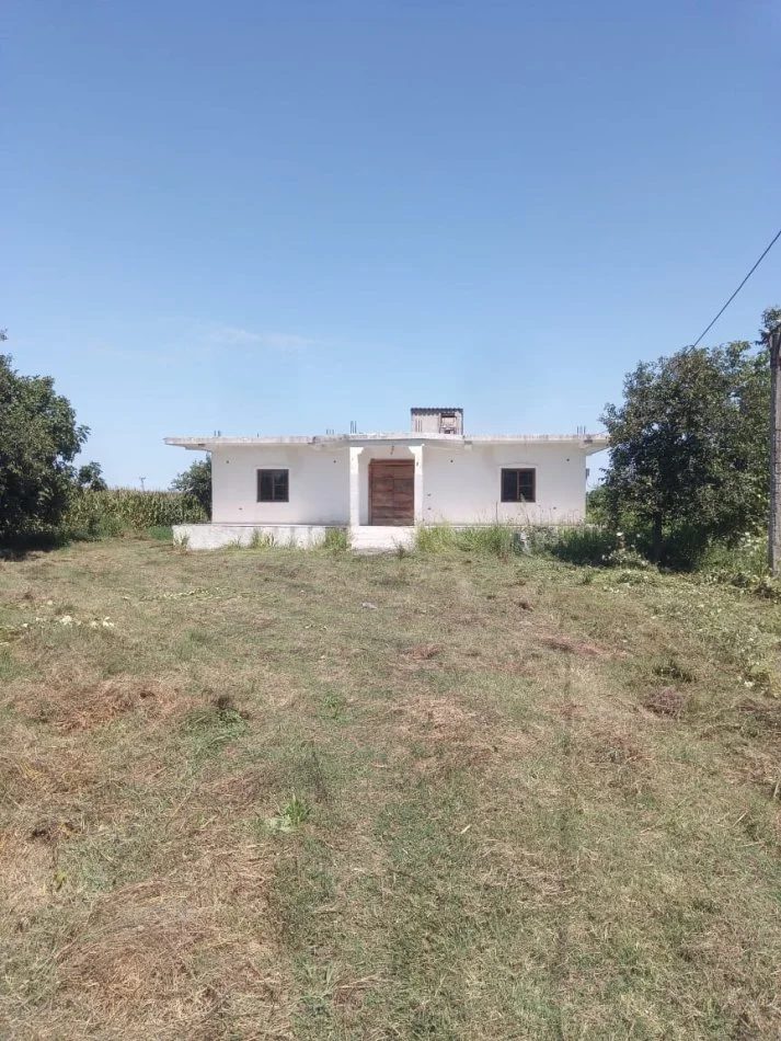 FUSHE MAMURRAS, shes shtepi 1 Katshe 159m2, 478m2 truall, Plus 5 dylym toke.85.000 € ME CERTIFIKATE PRONESIE (Rruga e Ad