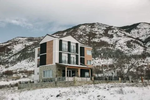 Korce, ofroj HOTEL and SUITES ANTONETA me 6 dhoma (ROOMS) e tre suita me xhakuzi(SUITES with jakuz . 60 Euro cift nata m