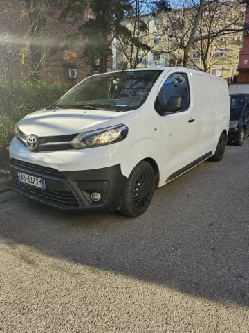 Tirane, shitet Furgon Toyota Nafte, manuale, Kondicioner, 48.000 km, 17.000 €.ka motorr të ri me 48 mij km të faktuar,mo