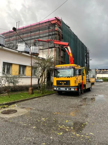 Transporte me kamjon me vinç dhe kamjonçine me vinç