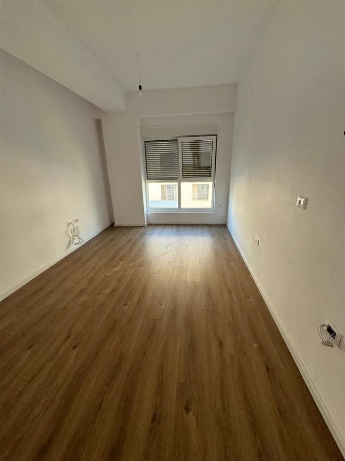 Tirane, jepet me qera zyre Kati 7, 60 m² 300 € (PASHO HYSA)