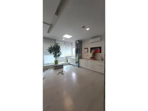 Tirane, jepet me qera ambjent biznesi Kati 1, 208 m² 3.600 € (Petro Nini)