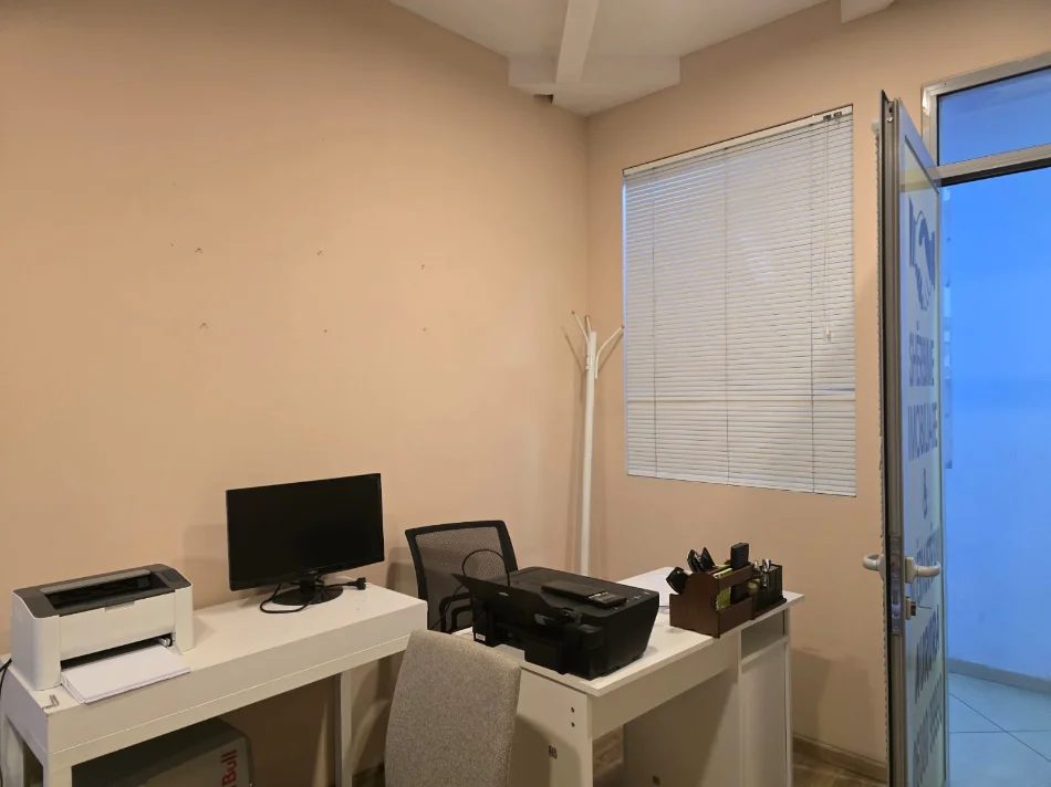 Tirane, jepet me qera zyre Kati 1, 12 m² 300 € (MYSLYM SHYRI)