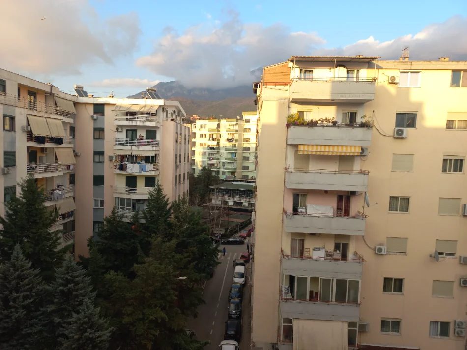 Tirane,Fresku,Okazion!Shitet Apartament bollshëm 2+1,verand-ballkon,kat7,pallat ri 2011,sip.114m²,Cmim155'000€, rr.M.Del