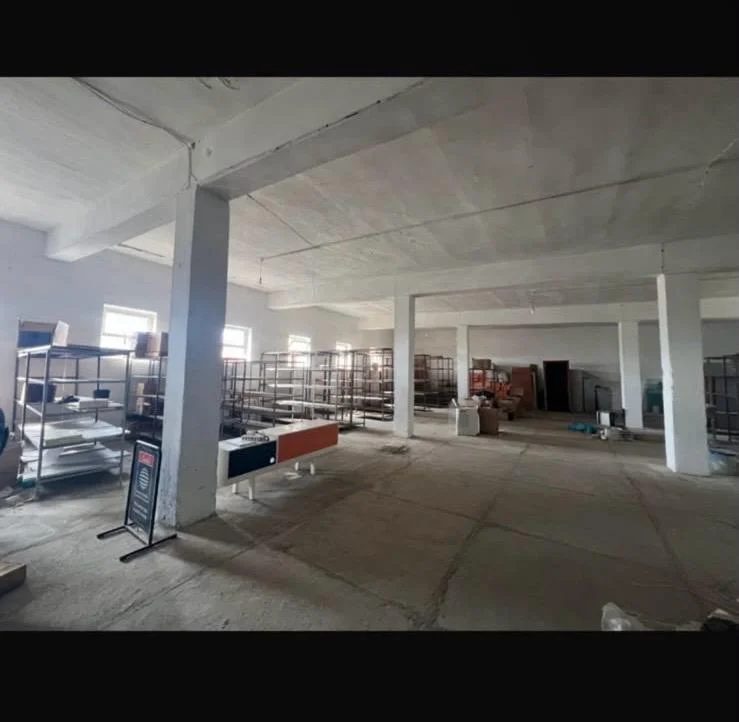 Tirane, jepet me qera magazine Kati 2, 828 m² 2.000 € (TUFINE)