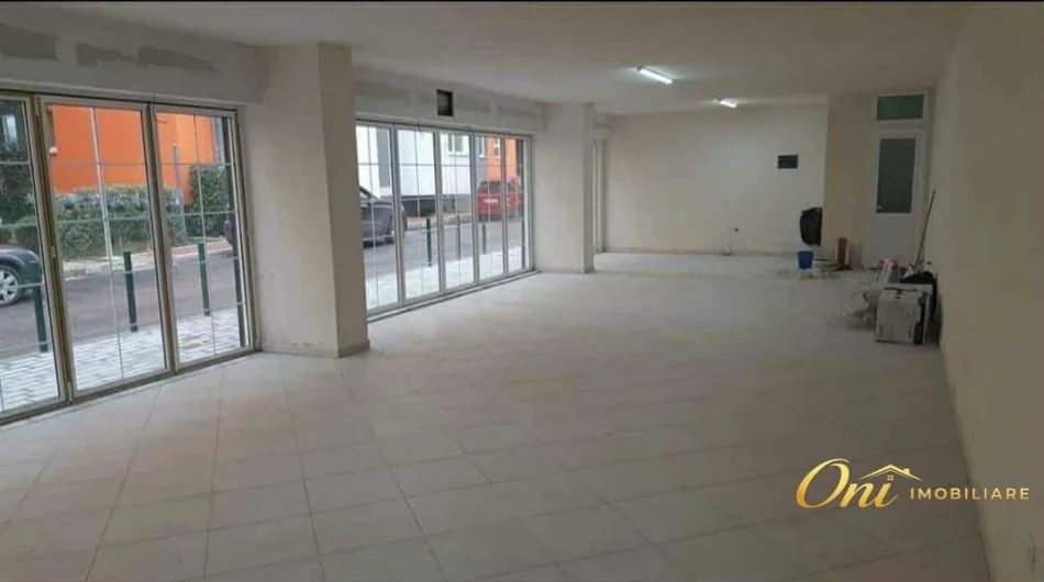 Tirane, jepet me qera dyqan Kati 0, 100 m² 700 € (LIQENI I THATE)