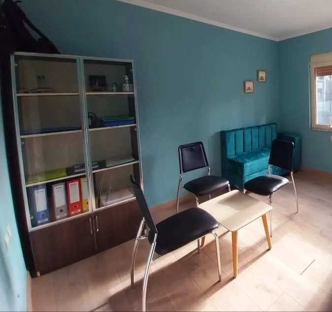 Tirane, shes Shesim disa mobilje zyre pak kohë të përdorura - TIRANË. 200 €