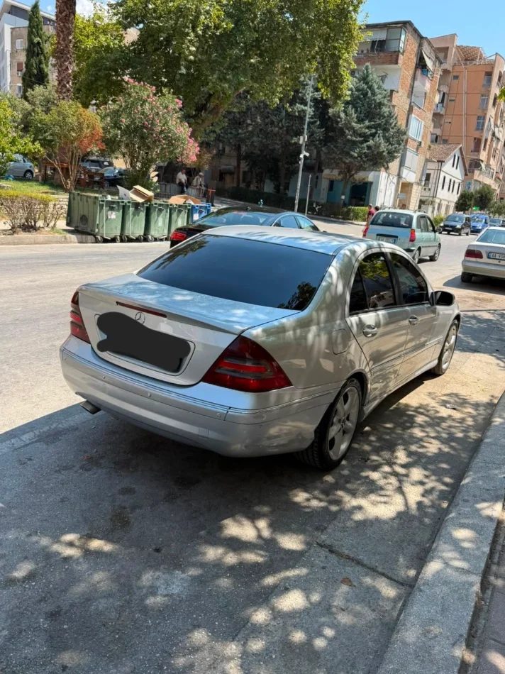 Tirane, shitet w203 c200 cdi Nafte, gri metalizato manuale Kondicioner 35.000 km 3.500 €