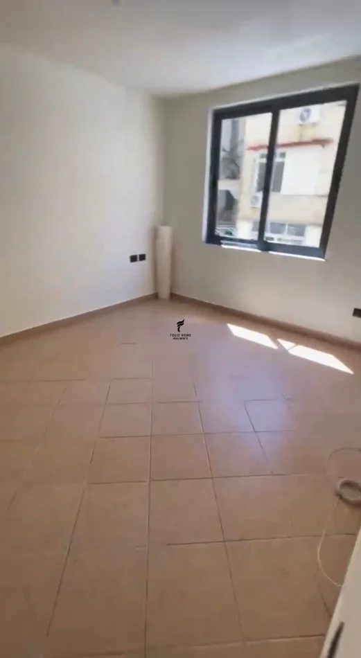 Tirane, jepet me qera zyre Kati 3, 70 m² 650 € (BLLOKU)